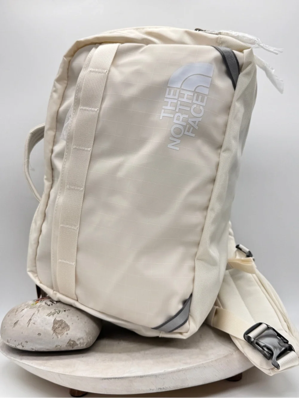 The North Face Base Camp Voyager Sling Bag 11L White Dune Cream Crossbody NWT
